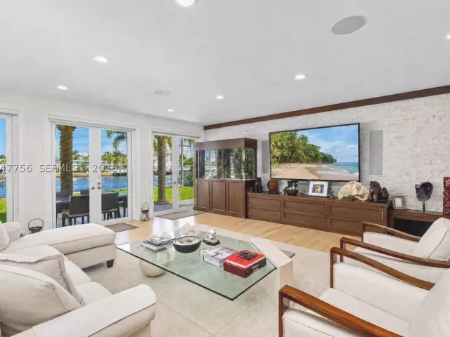 Продажа дома по адресу 600 SE 28th Ave - фото 8899530