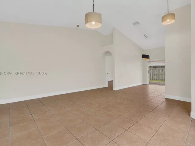 Продажа дома по адресу 4916 SW 154th Ave - фото 8947448