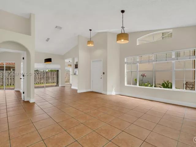 Продажа дома по адресу 4916 SW 154th Ave - фото 8947449