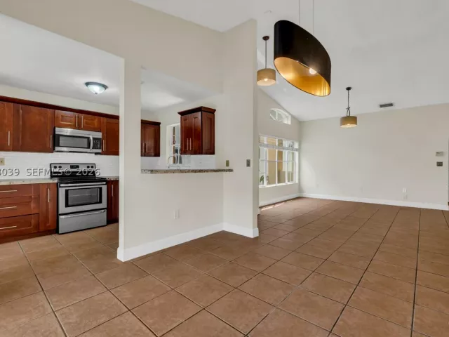 Продажа дома по адресу 4916 SW 154th Ave - фото 8947452