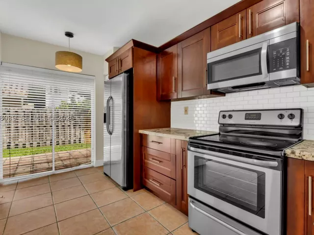 Продажа дома по адресу 4916 SW 154th Ave - фото 8947456