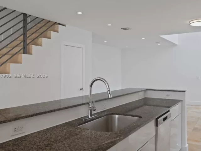 Продажа дома по адресу 7004 NE 5th Ave - фото 8874613