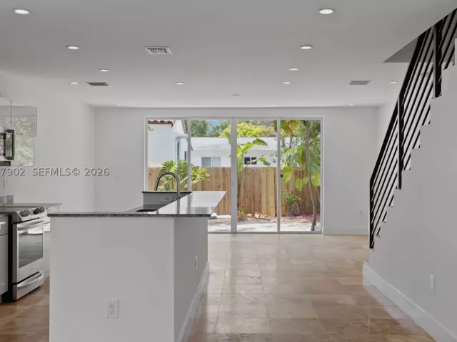 Продажа дома по адресу 7004 NE 5th Ave - фото 8874615