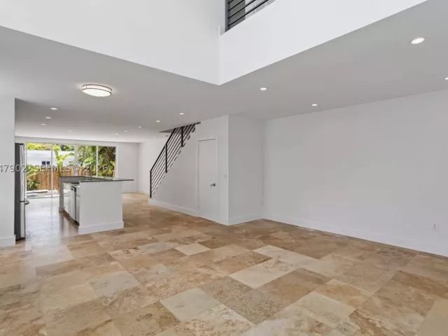 Продажа дома по адресу 7004 NE 5th Ave - фото 8874616