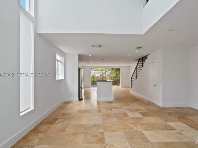 Продажа дома по адресу 7004 NE 5th Ave - фото 8874617