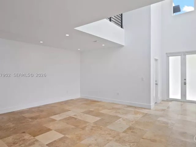 Продажа дома по адресу 7004 NE 5th Ave - фото 8874619
