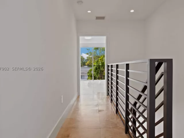Продажа дома по адресу 7004 NE 5th Ave - фото 8874620