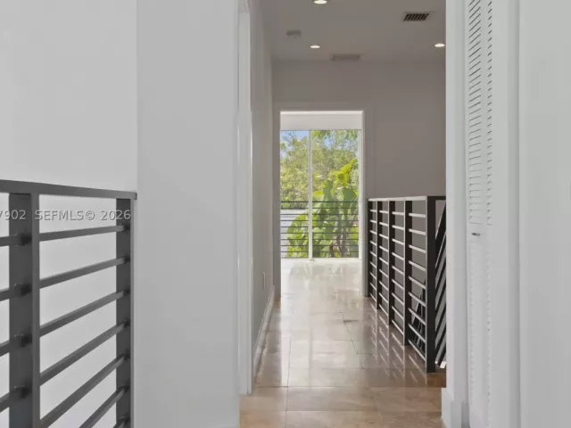 Продажа дома по адресу 7004 NE 5th Ave - фото 8874624