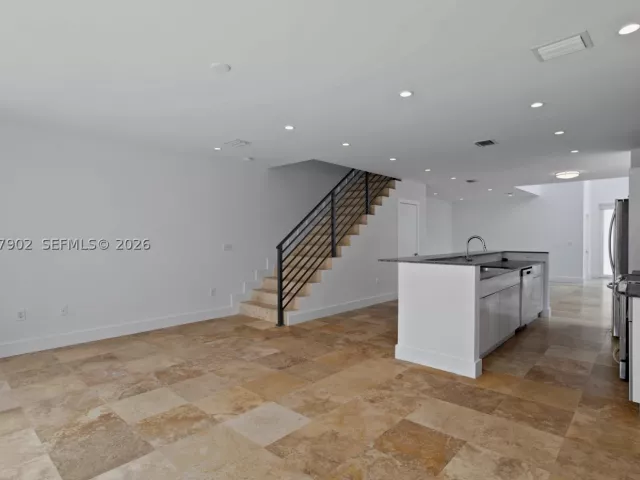 Продажа дома по адресу 7004 NE 5th Ave - фото 8874609