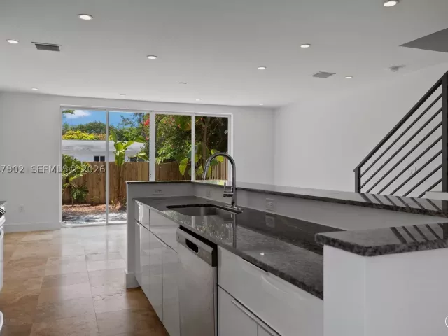 Продажа дома по адресу 7004 NE 5th Ave - фото 8874611