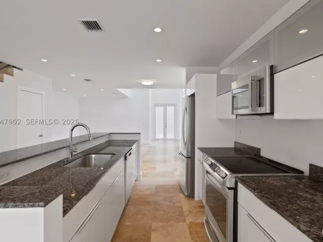 Продажа дома по адресу 7004 NE 5th Ave - фото 8874612