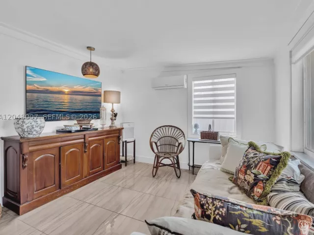 Продажа дома по адресу 310 SW 65th Ave - фото 8880392