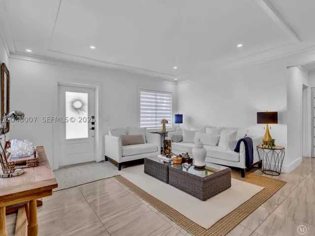 Продажа дома по адресу 310 SW 65th Ave - фото 8880378
