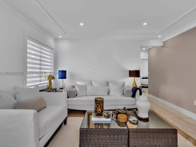 Продажа дома по адресу 310 SW 65th Ave - фото 8880380