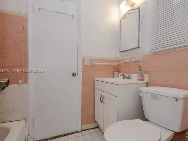 Продажа дома по адресу 245 NE 48th St - фото 8874753