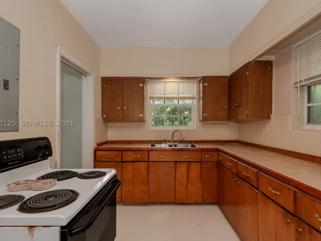 Продажа дома по адресу 245 NE 48th St - фото 8874749