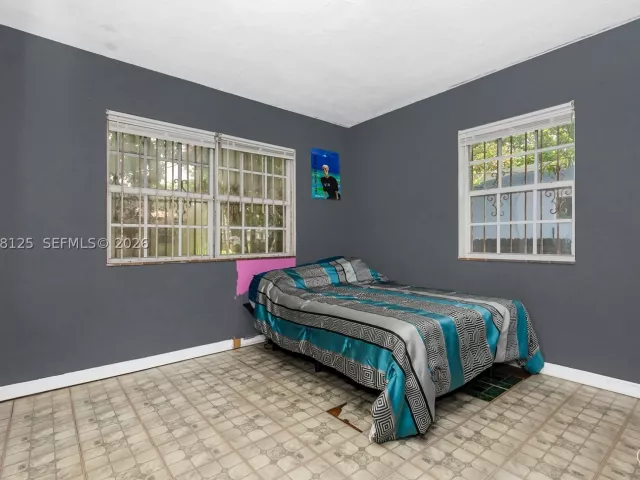 Продажа дома по адресу 245 NE 48th St - фото 8874751