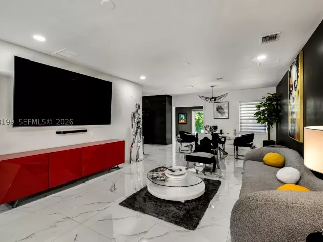 Продажа дома по адресу 285 NW 45th St - фото 8912672