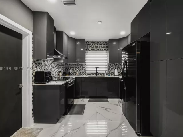 Продажа дома по адресу 285 NW 45th St - фото 8912675