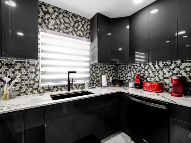 Продажа дома по адресу 285 NW 45th St - фото 8912676