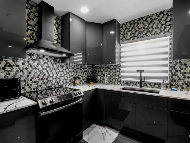 Продажа дома по адресу 285 NW 45th St - фото 8912677