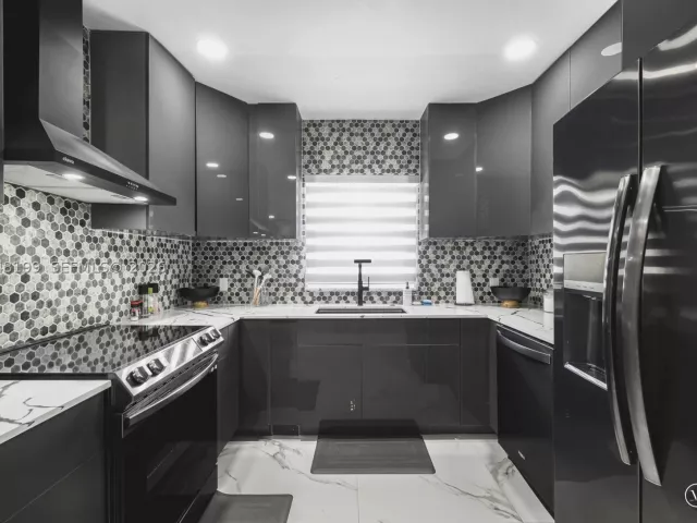 Продажа дома по адресу 285 NW 45th St - фото 8912678