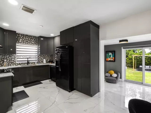 Продажа дома по адресу 285 NW 45th St - фото 8912679