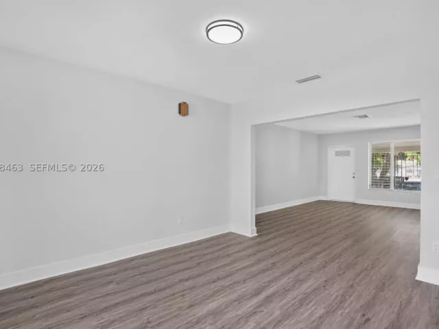 Продажа дома по адресу 2323 NW 1st St - фото 8913172