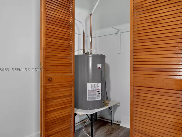 Продажа дома по адресу 2323 NW 1st St - фото 8913181