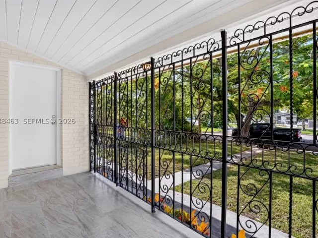 Продажа дома по адресу 2323 NW 1st St - фото 8913165