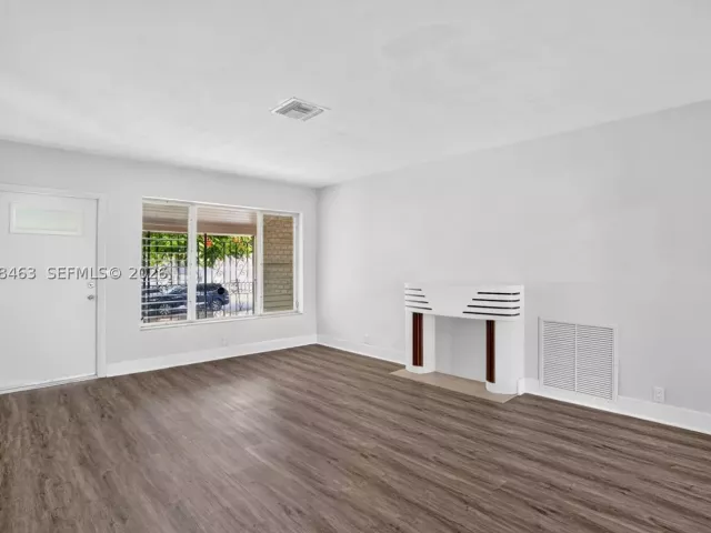 Продажа дома по адресу 2323 NW 1st St - фото 8913168