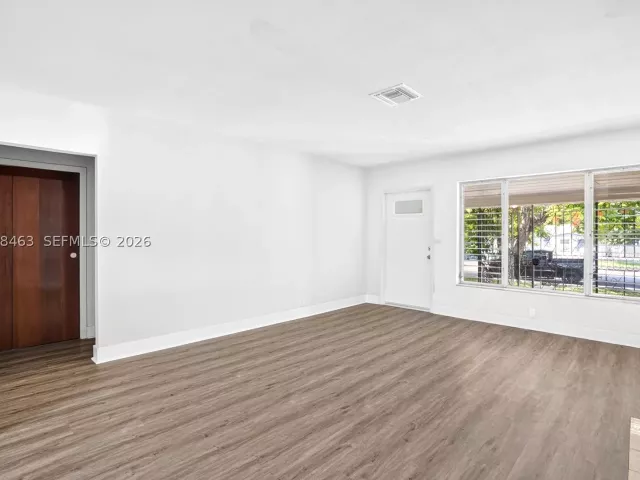 Продажа дома по адресу 2323 NW 1st St - фото 8913169