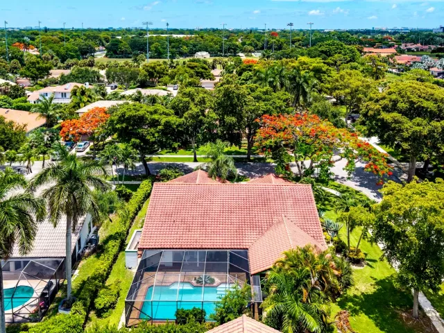 Продажа дома по адресу 2601 NW 27th Terrace - фото 8896388