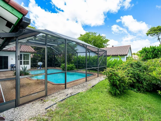 Продажа дома по адресу 2601 NW 27th Terrace - фото 8896390