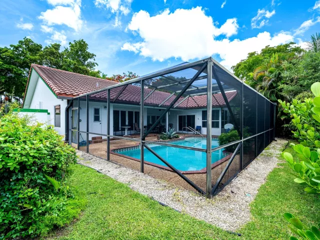 Продажа дома по адресу 2601 NW 27th Terrace - фото 8896391