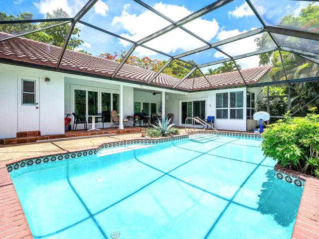 Продажа дома по адресу 2601 NW 27th Terrace - фото 8896392