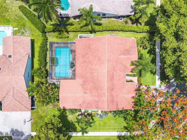 Продажа дома по адресу 2601 NW 27th Terrace - фото 8896393