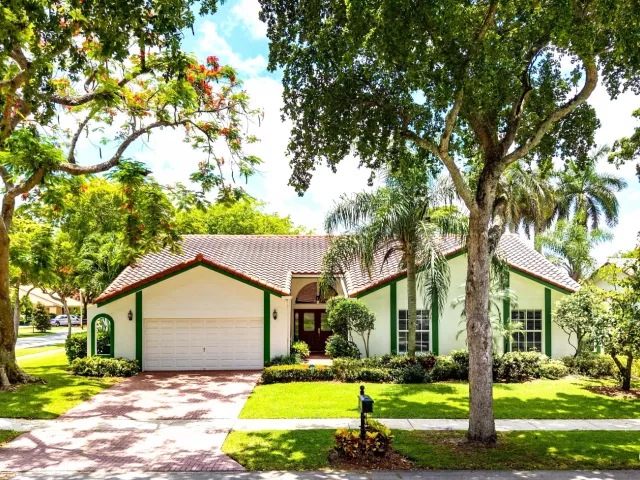 Продажа дома по адресу 2601 NW 27th Terrace - фото 8896395