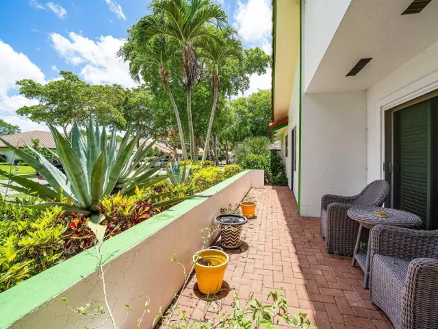 Продажа дома по адресу 2601 NW 27th Terrace - фото 8896397