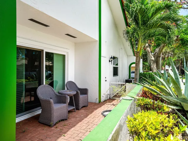 Продажа дома по адресу 2601 NW 27th Terrace - фото 8896398