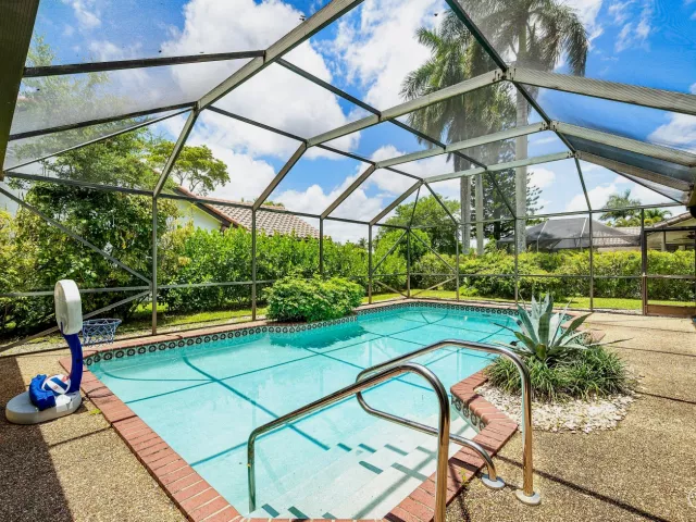 Продажа дома по адресу 2601 NW 27th Terrace - фото 8896386