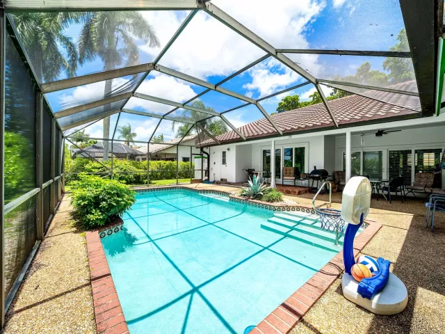 Продажа дома по адресу 2601 NW 27th Terrace - фото 8896387