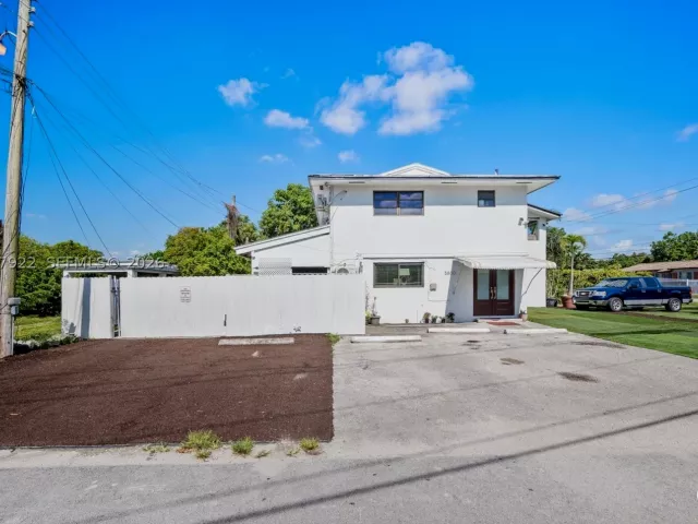 Продажа дома по адресу 5800 SW 20th St - фото 8876474