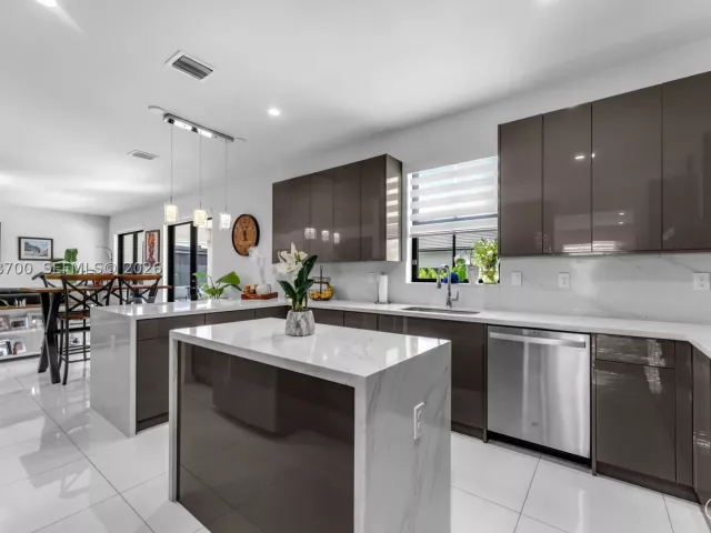 Продажа дома по адресу 1810 SW 144th Ave - фото 8876012
