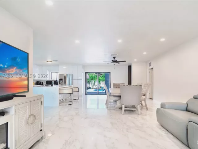 Продажа дома по адресу 20200 NE 14th Ave - фото 8876462