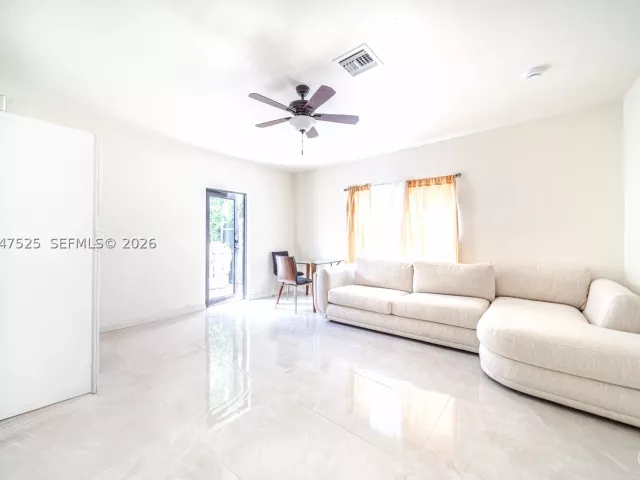 Продажа дома по адресу 20200 NE 14th Ave - фото 8876467