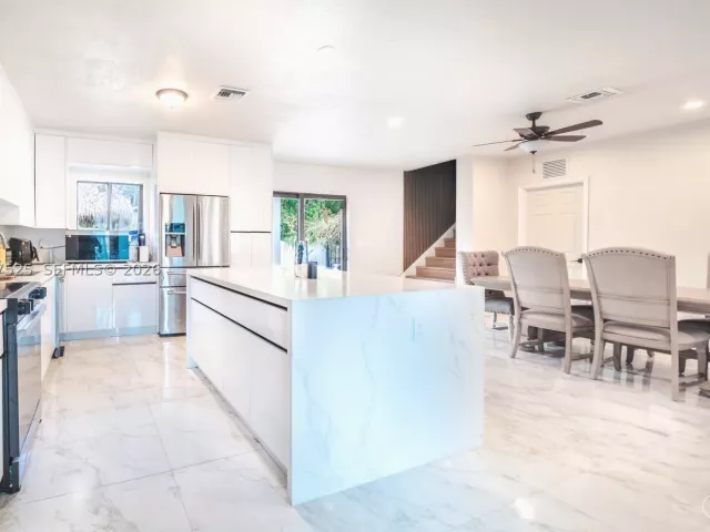Продажа дома по адресу 20200 NE 14th Ave - фото 8876459