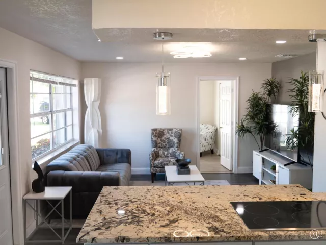 Продажа дома по адресу 702 SW 1st Street - фото 8928001