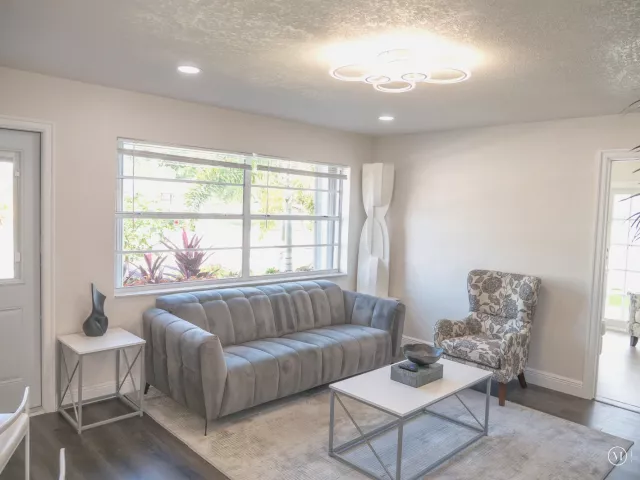 Продажа дома по адресу 702 SW 1st Street - фото 8927998