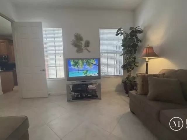 Продажа дома по адресу 8288 NW 9th Avenue - фото 9359353